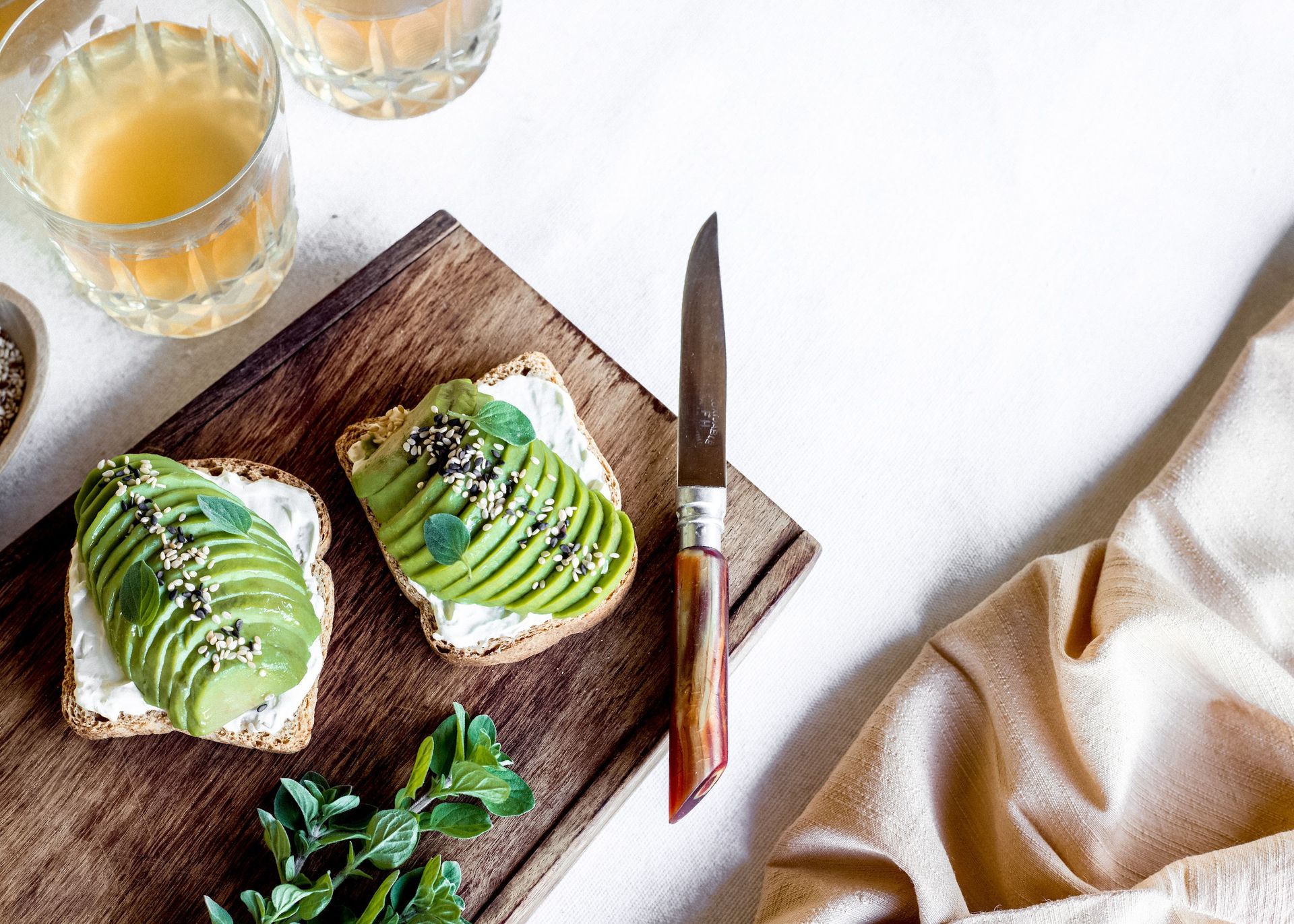 Palta cremosa con queso de cabra y semillas