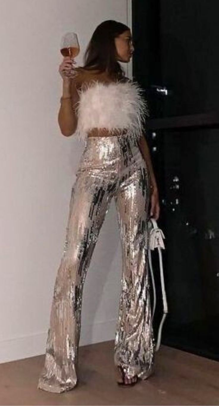Deslumbrar en Navidad y Año Nuevo: Una guía para vestirte con los colores de moda