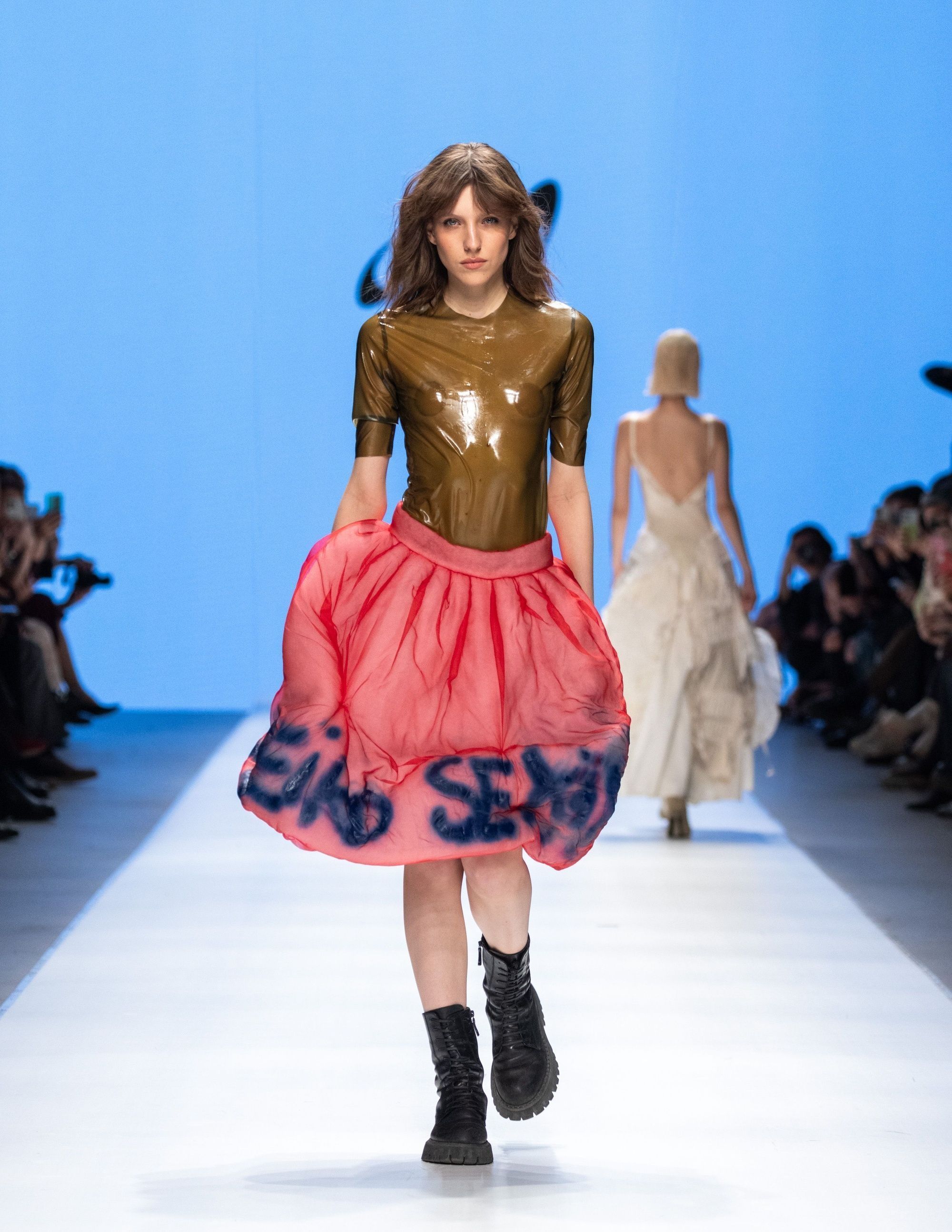 Semana de la Moda de Moscú: La elegancia latinoamericana adorna la pasarela 