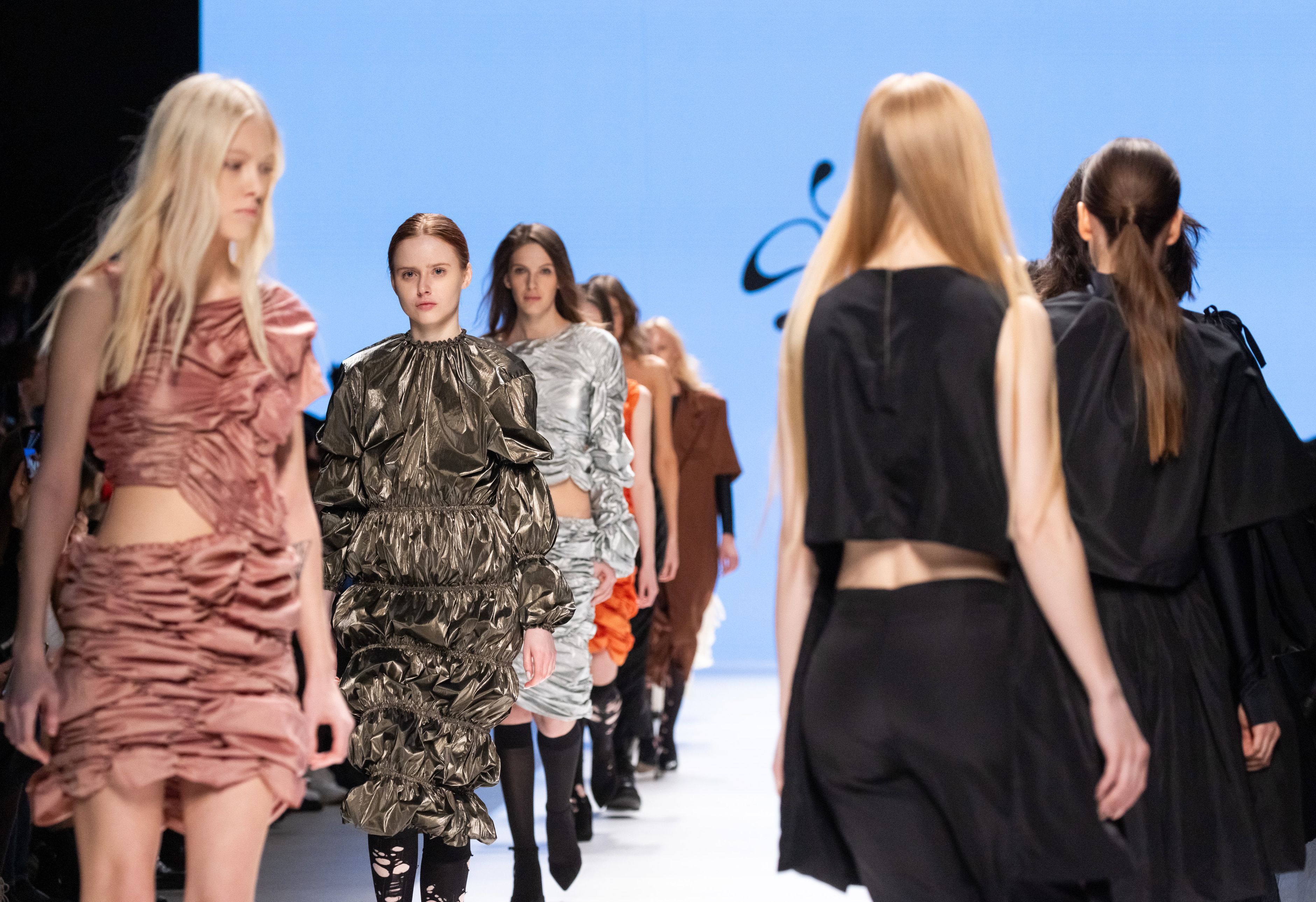 Semana de la Moda de Moscú: La elegancia latinoamericana adorna la pasarela 