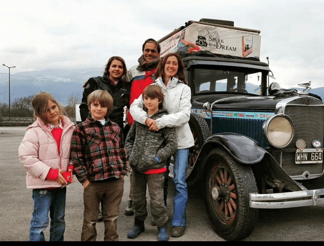 Familia nómade: 22 años recorriendo el mundo en un Graham Paige